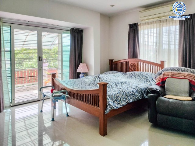 *****บ้านเดี่ยวมือสอง นนทบุรี หมู่บ้าน ชวนชมพาร์ค2 บางกรวย-ไทรน้อย หลังมุม เนื้อที่ 79.3 ตร.ว. ฟังก์ชัน 5 ห้องนอน 4 ห้องน้ำ ที่จอดรถ 2 คัน พื้นที่ใช้สอยกว้างขวาง ภายในตกแต่งสวยเหมือนใหม่ สิ่งอำนวยความสะดวกครบครัน เดินทางสะดวกทำเลติดถนนใหญ่  เชื่อมต่อถนนบางกรวย-ไทรน้อย, ถนนกาญจนาภิเษก, ถนนชัยพฤกษ์